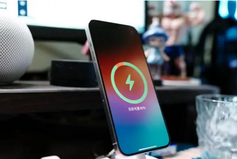 甘泉苹果15换屏服务分享用什么充电器给iPhone15充电更好 